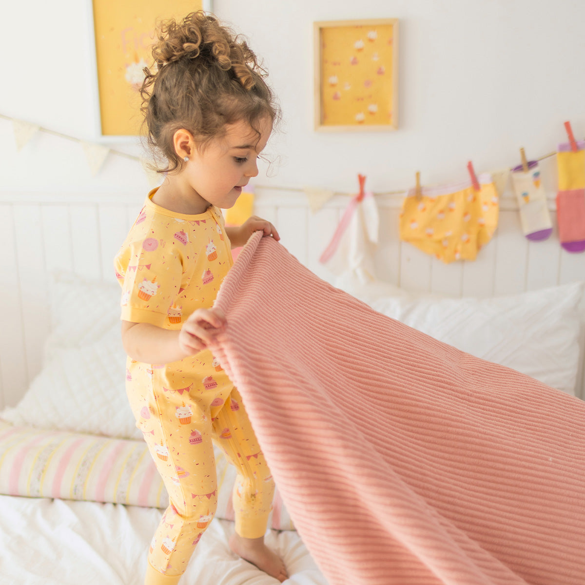 Pyjama une pièce jaune à motifs de gâteaux, bébé