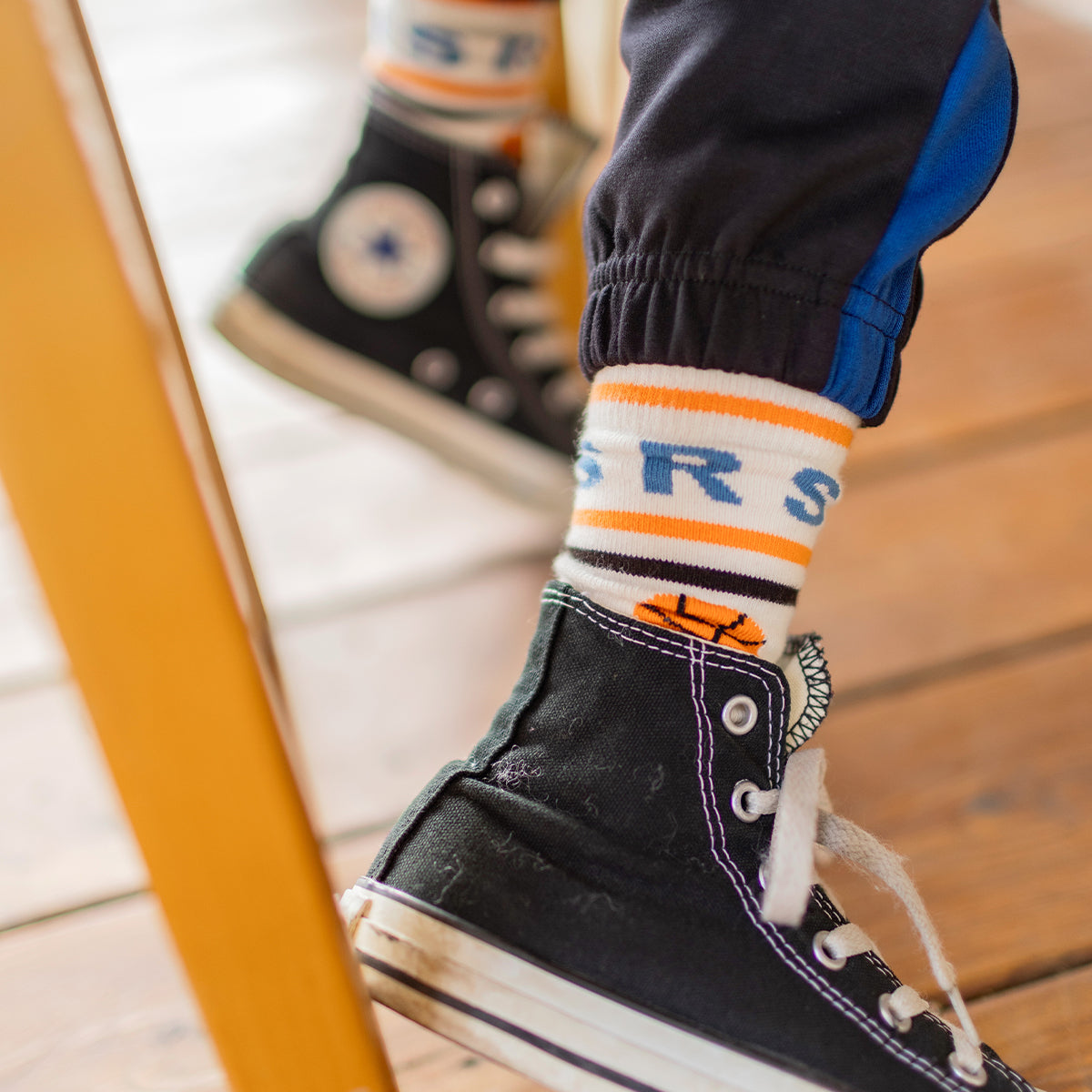 Photo d'un enfant portant les chaussettes crème à motifs de chiens et de ballons, enfant