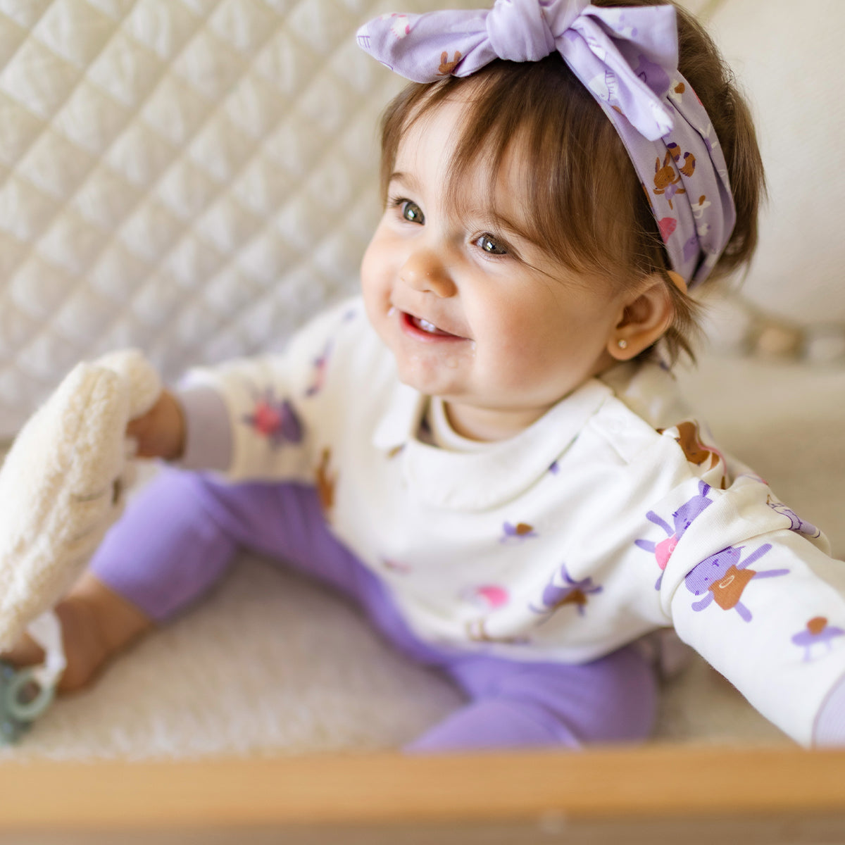 Photo d'un enfant portant le chandail crème à motifs, naissance