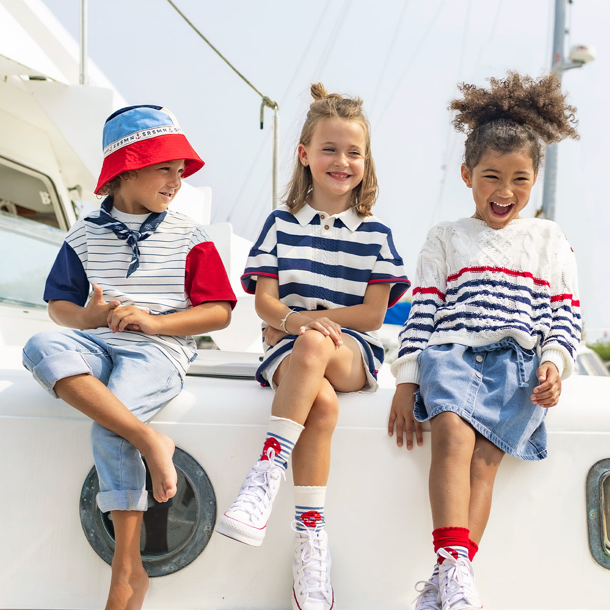 Look de la robe tunique crème et bleue à rayures, enfant