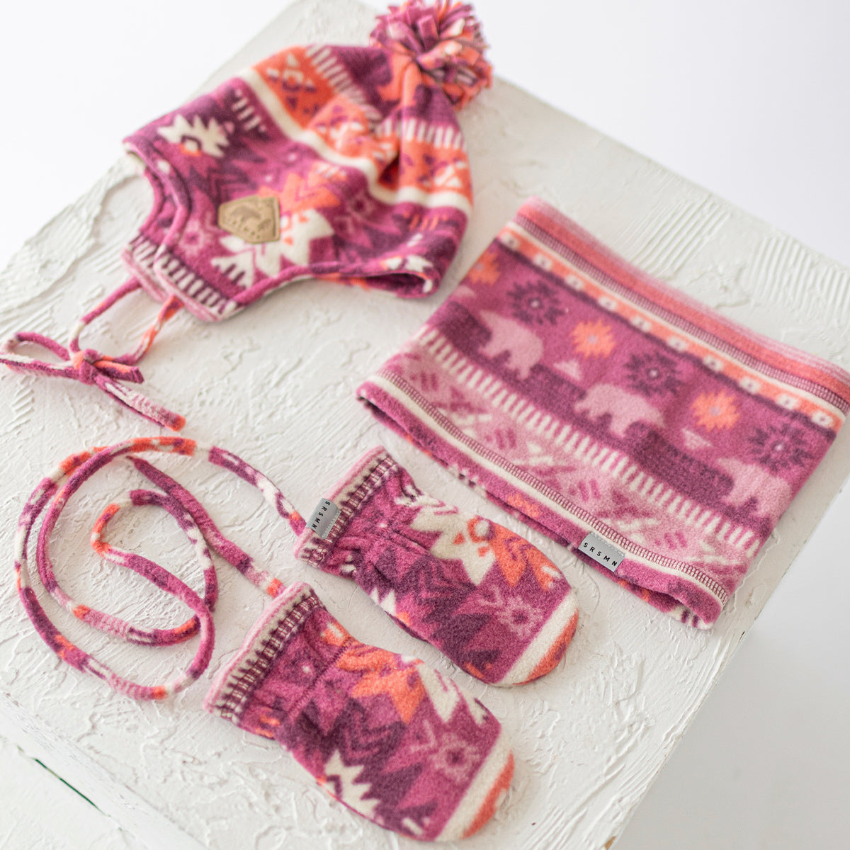 Présentation de la tuque rose en polar avec motifs, bébé