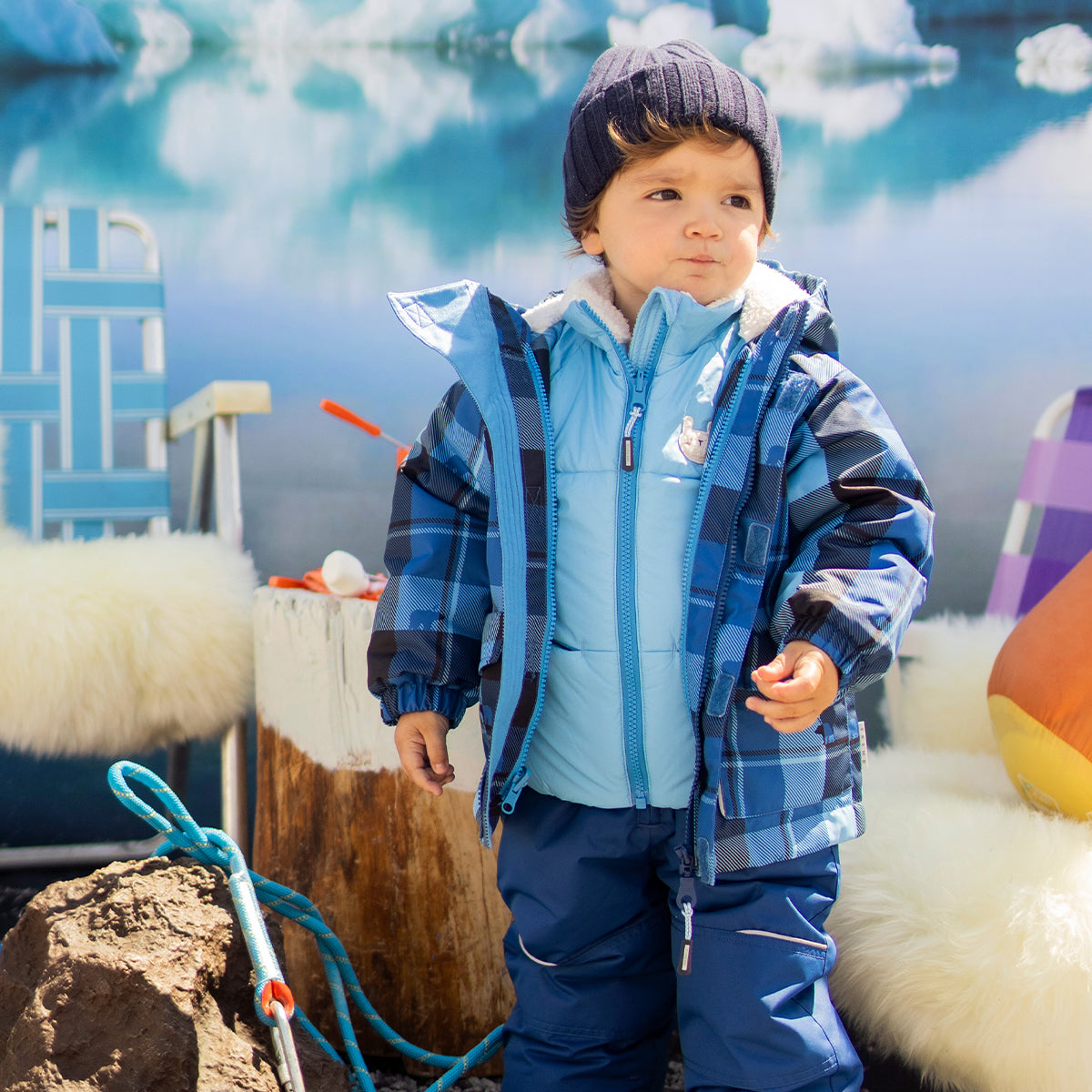 Photo d'un bébé portant l'habit de neige 3 en 1 bleu avec carreaux, bébé