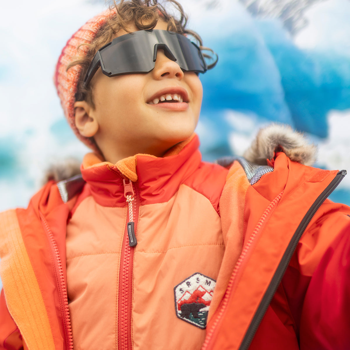 Photo d'un enfant portant le manteau d’hiver 3 en 1 orange, enfant