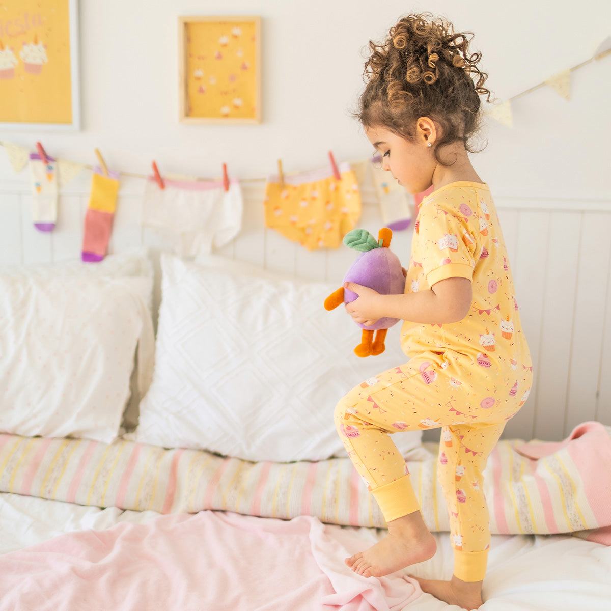 Pyjama une pièce jaune à motifs de gâteaux, bébé