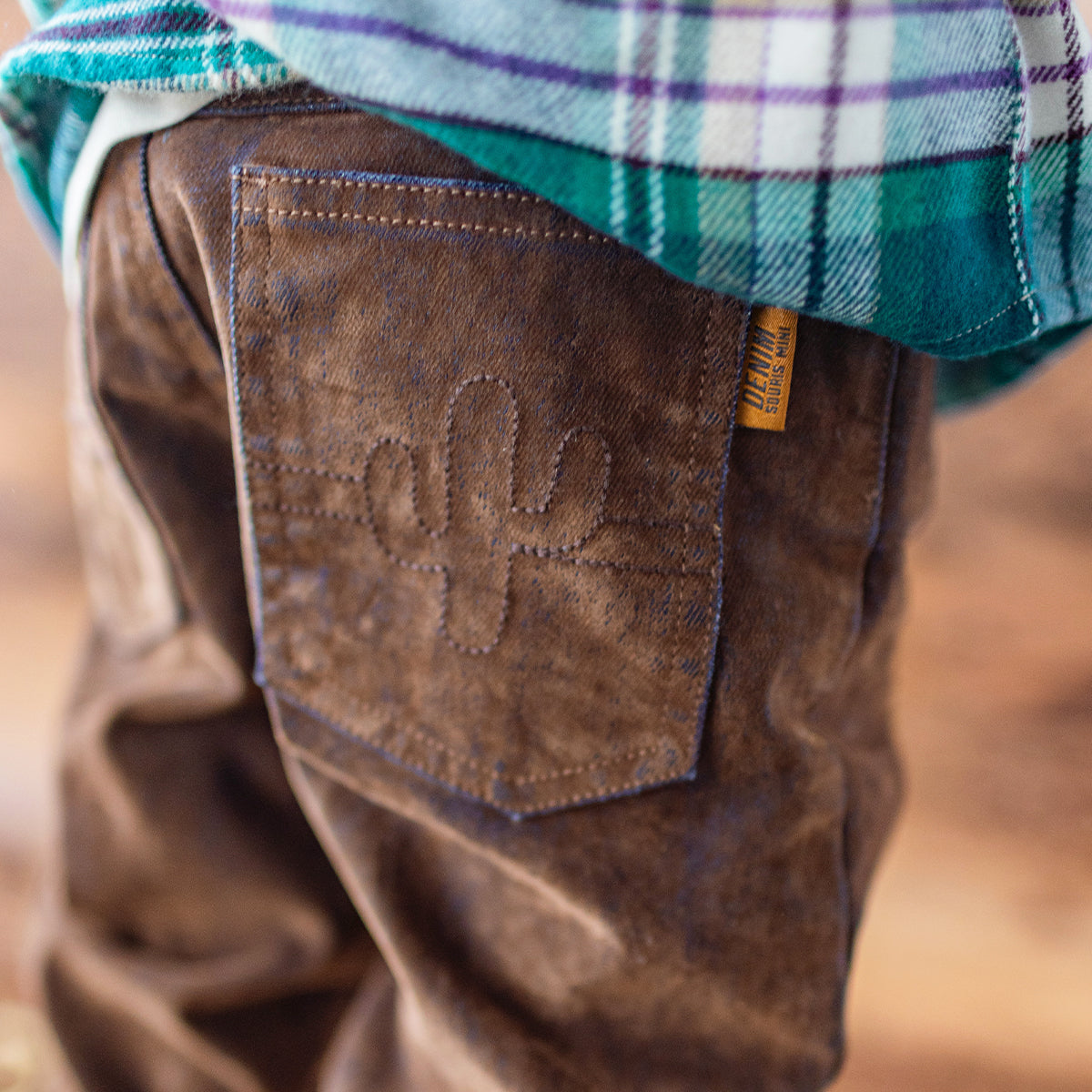 Photo d'un enfant portant le jean brun coupe régulière, enfant