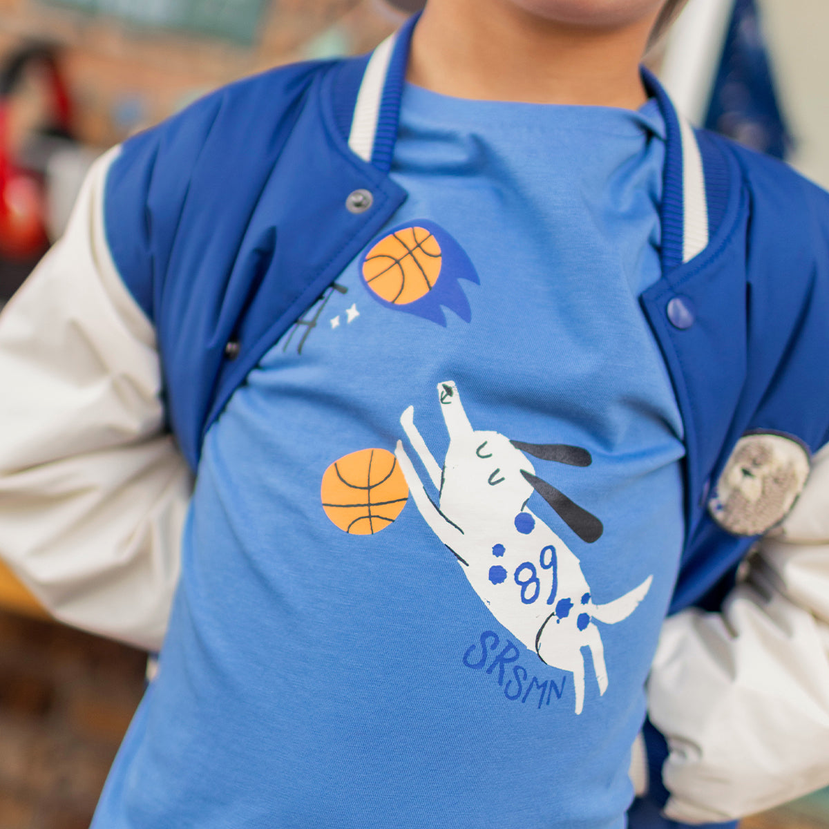 Photo d'un enfant portant le t-shirt bleu avec illustration, enfant