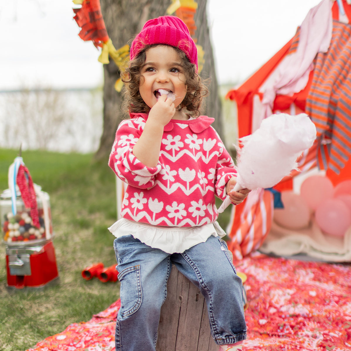 Photo d'un enfant portant le chandail en tricot rose à motif floral, bébé