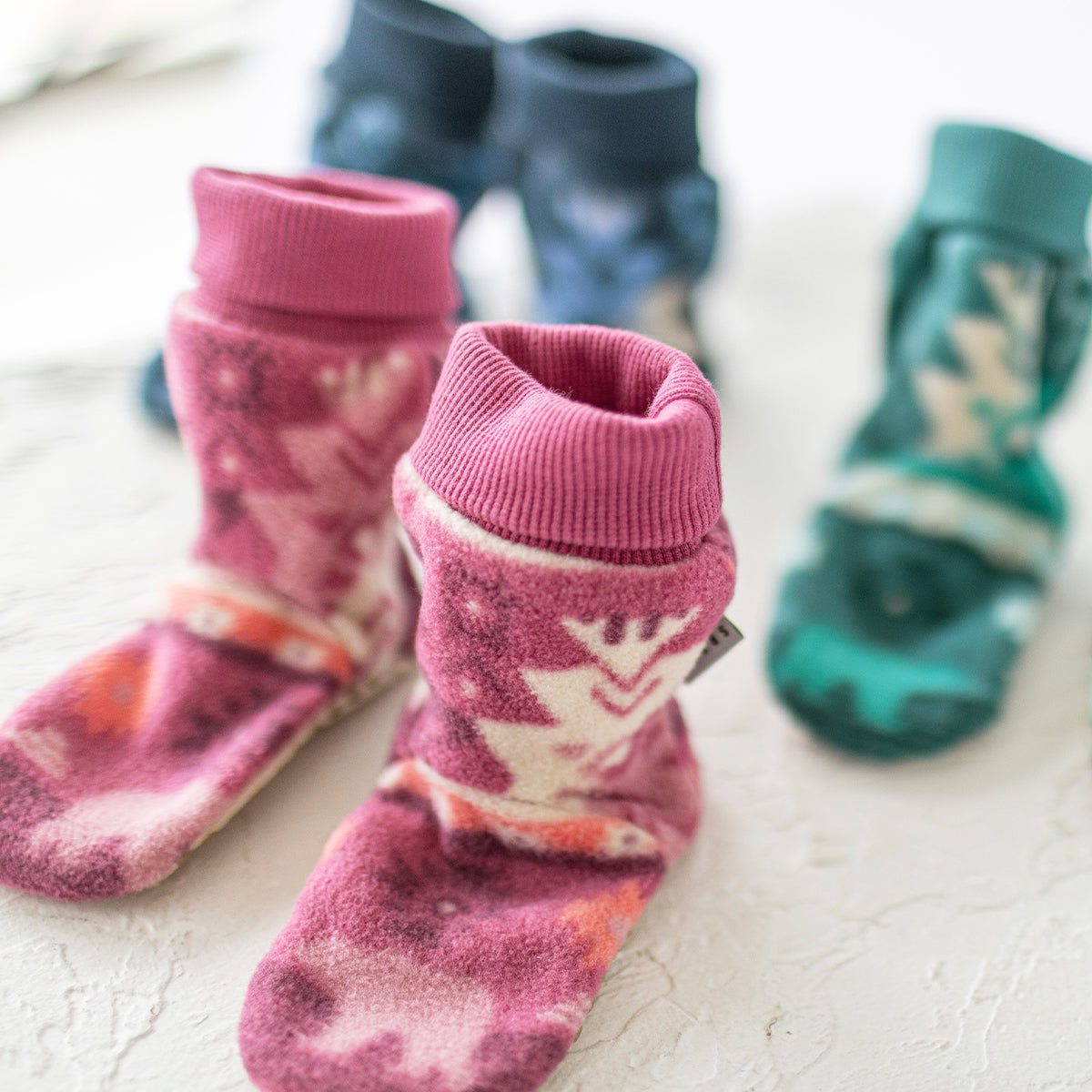 Présentation des pantoufles rose en polar avec motifs, bébé