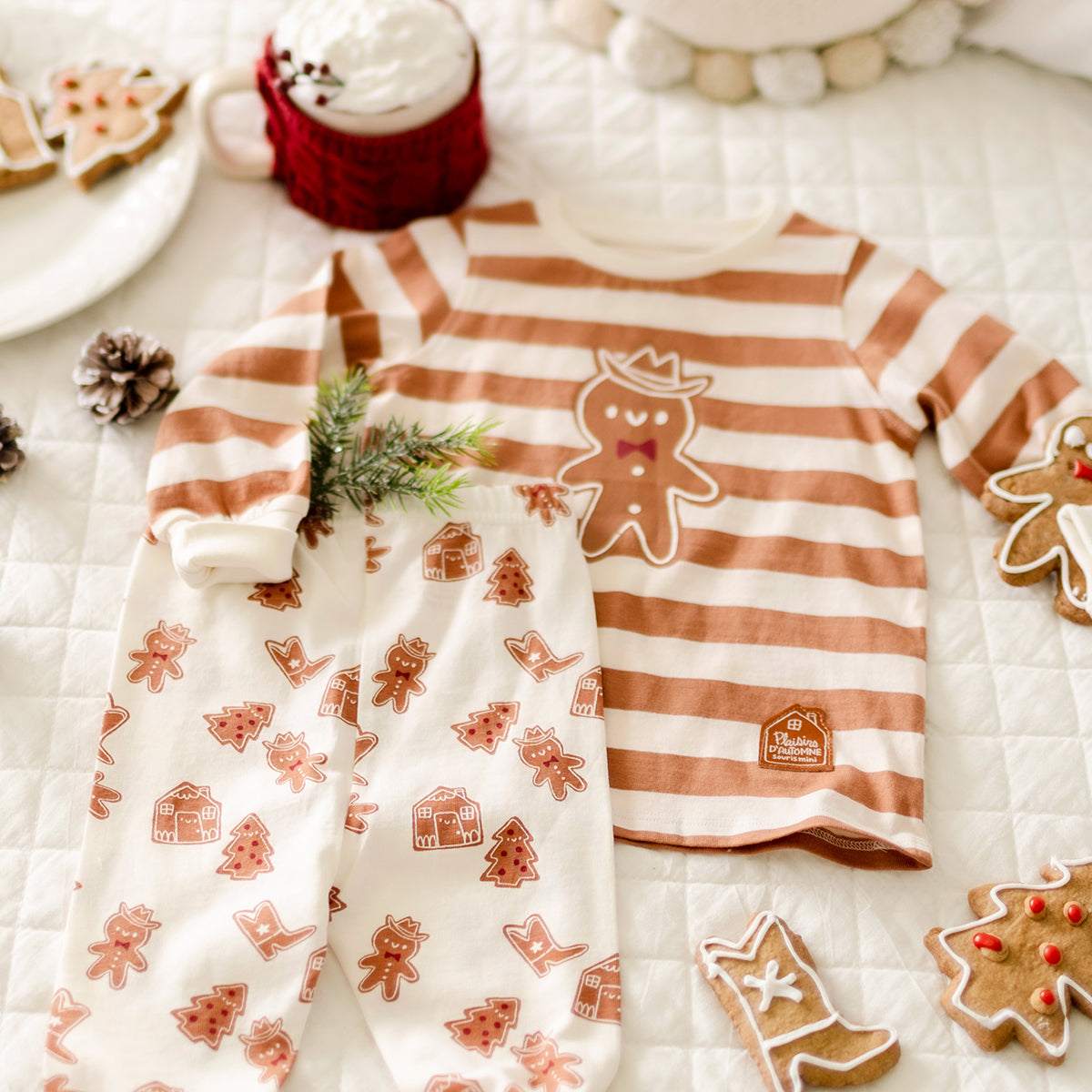 Cream two-piece pajama with stripes and gingerbread print, child