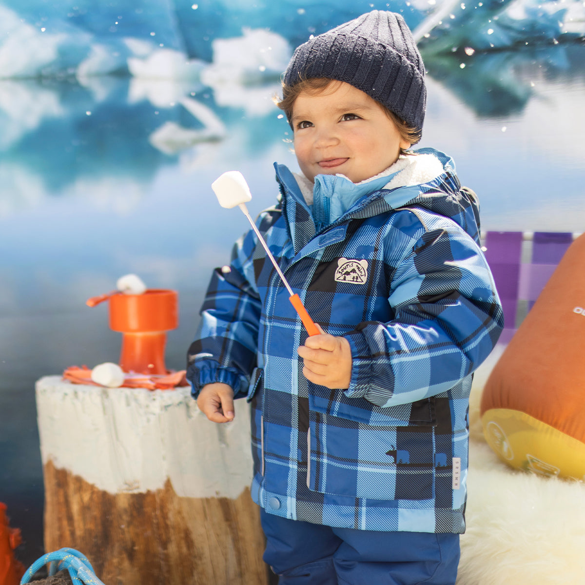 Photo d'un bébé portant l'habit de neige 3 en 1 bleu avec carreaux, bébé