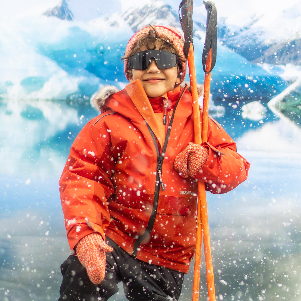 Photo d'un enfant portant la tuque orange en tricot, enfant