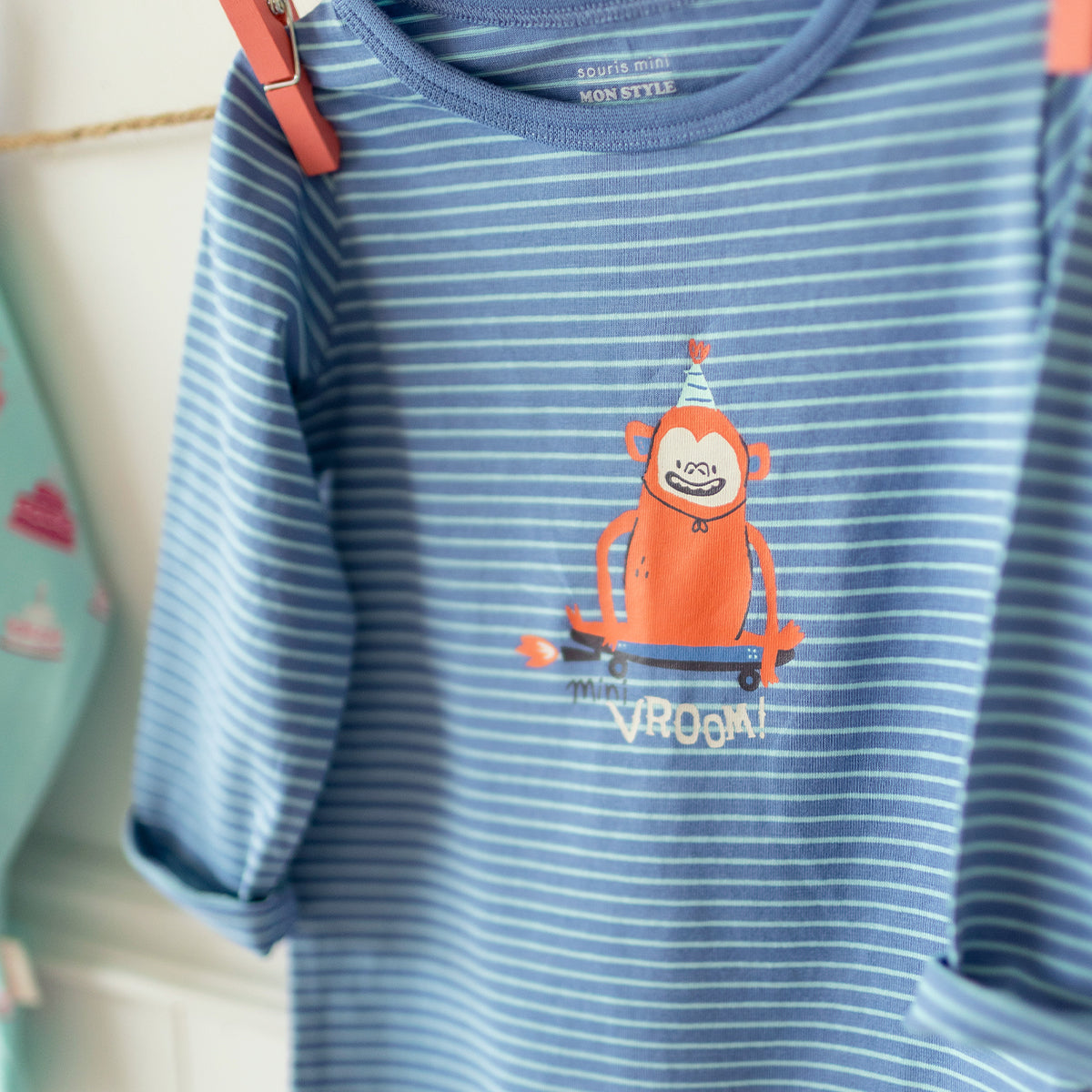 Présentation du cache-couche bleu avec rayures et singe, bébé