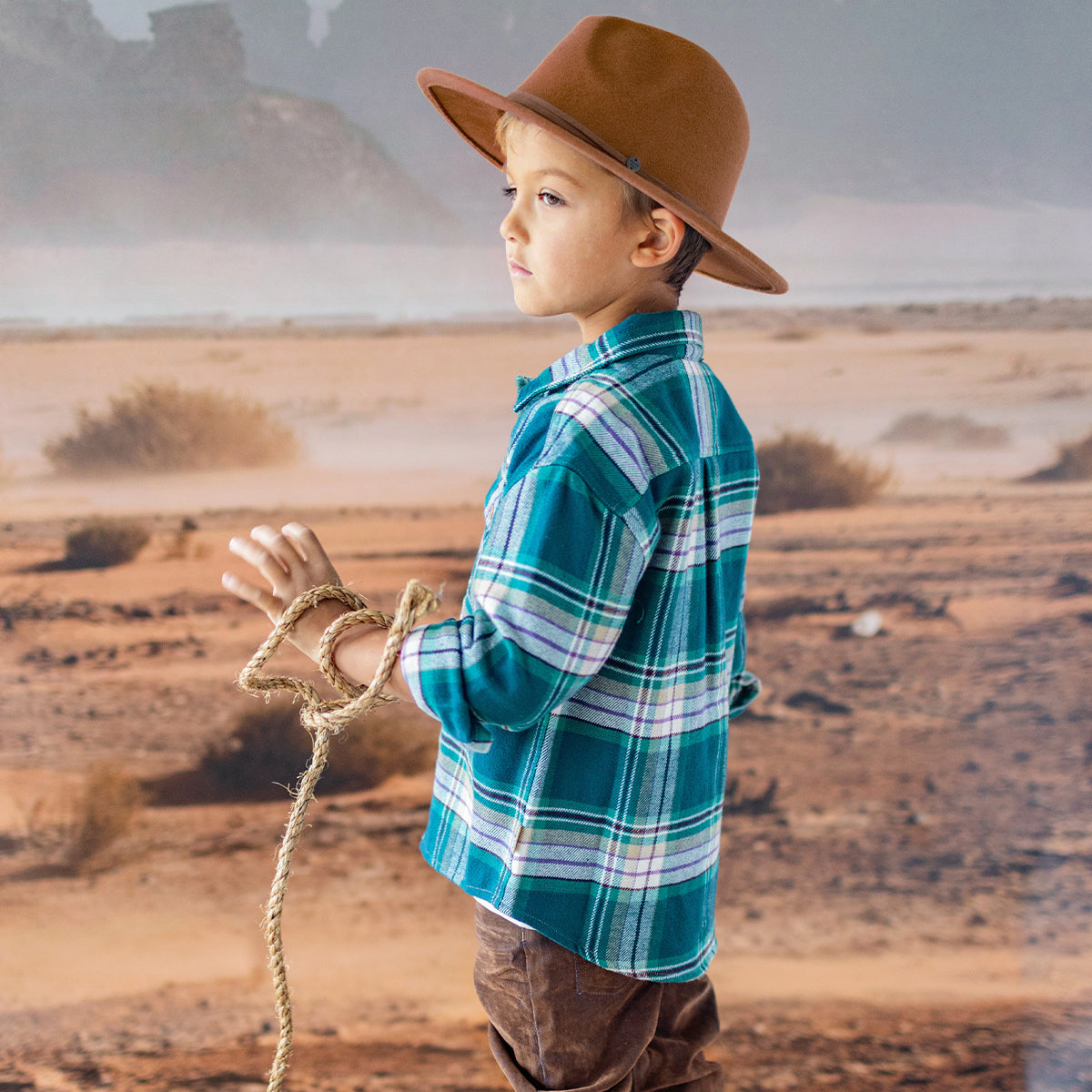 Photo d'un enfant portant la chemise turquoise à carreaux, enfant