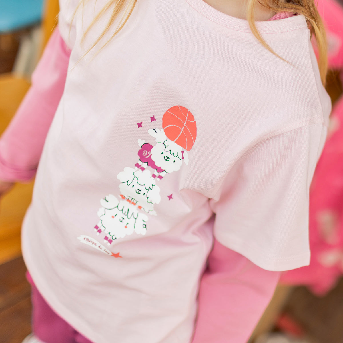 Zoom détails du t-shirt rose avec illustration, enfant
