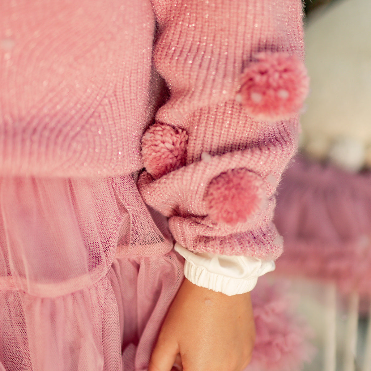 Zoom d'un enfant portant le chandail rose scintillant en tricot, enfant