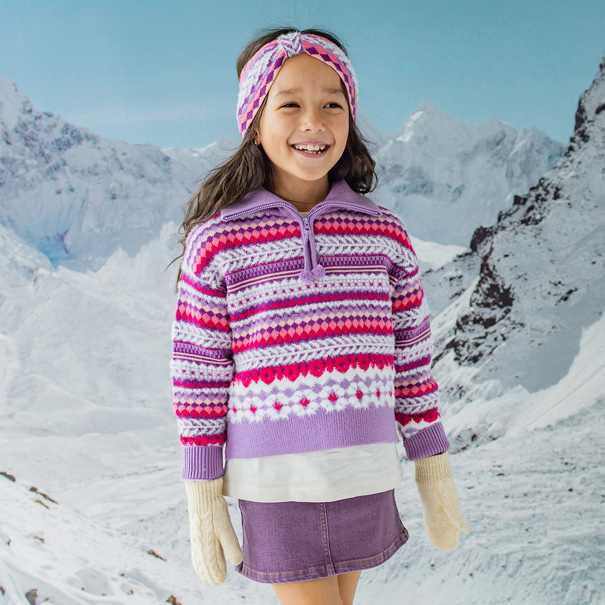Photo d'un enfant portant le chandail mauve en tricot avec motifs, enfant