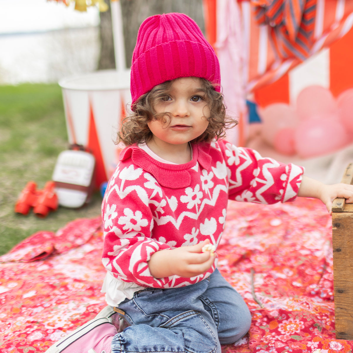 Photo d'un enfant portant le chandail en tricot rose à motif floral, bébé