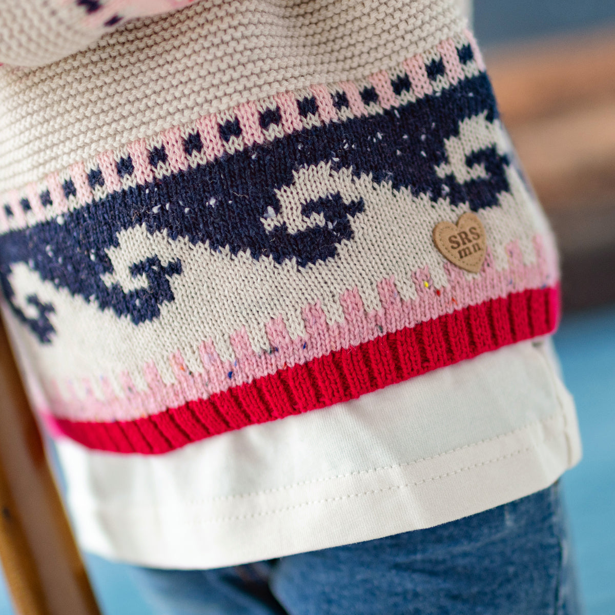 Zoom d'un enfant portant le chandail rose en tricot, bébé