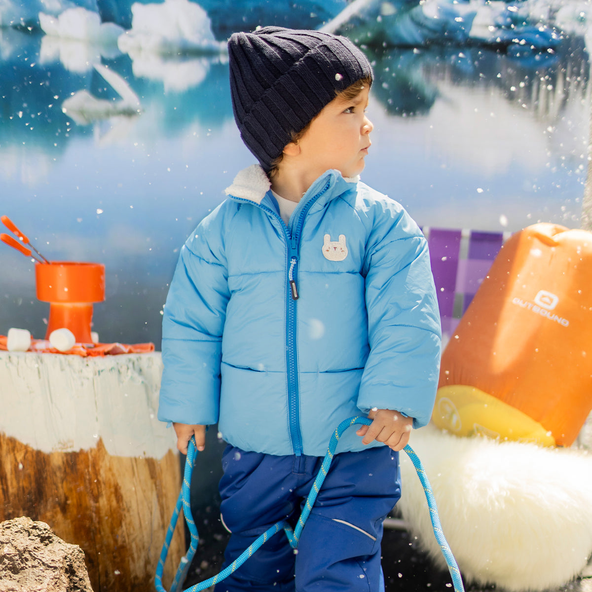 Photo d'un bébé portant l'habit de neige 3 en 1 bleu avec carreaux, bébé