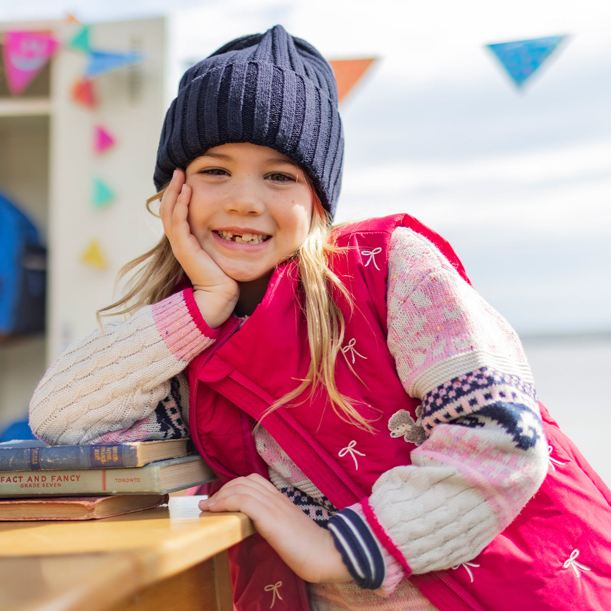 Photo d'un enfant portant la veste doudoune sans manches rouge framboise, enfant