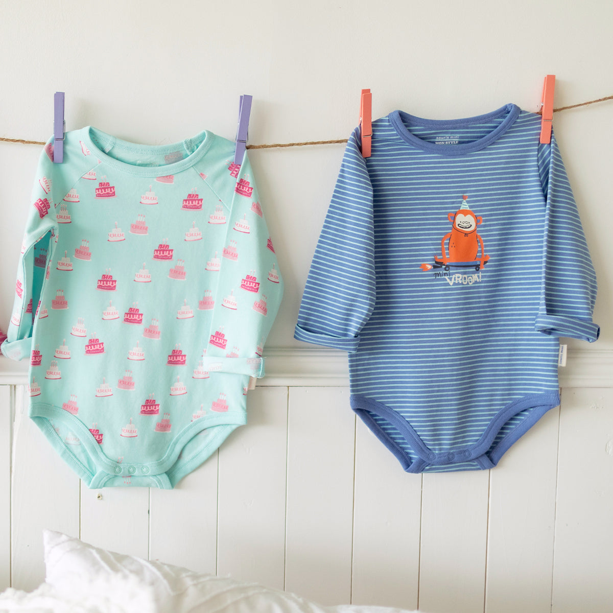 Présentation du cache-couche turquoise à motifs de gâteaux, bébé