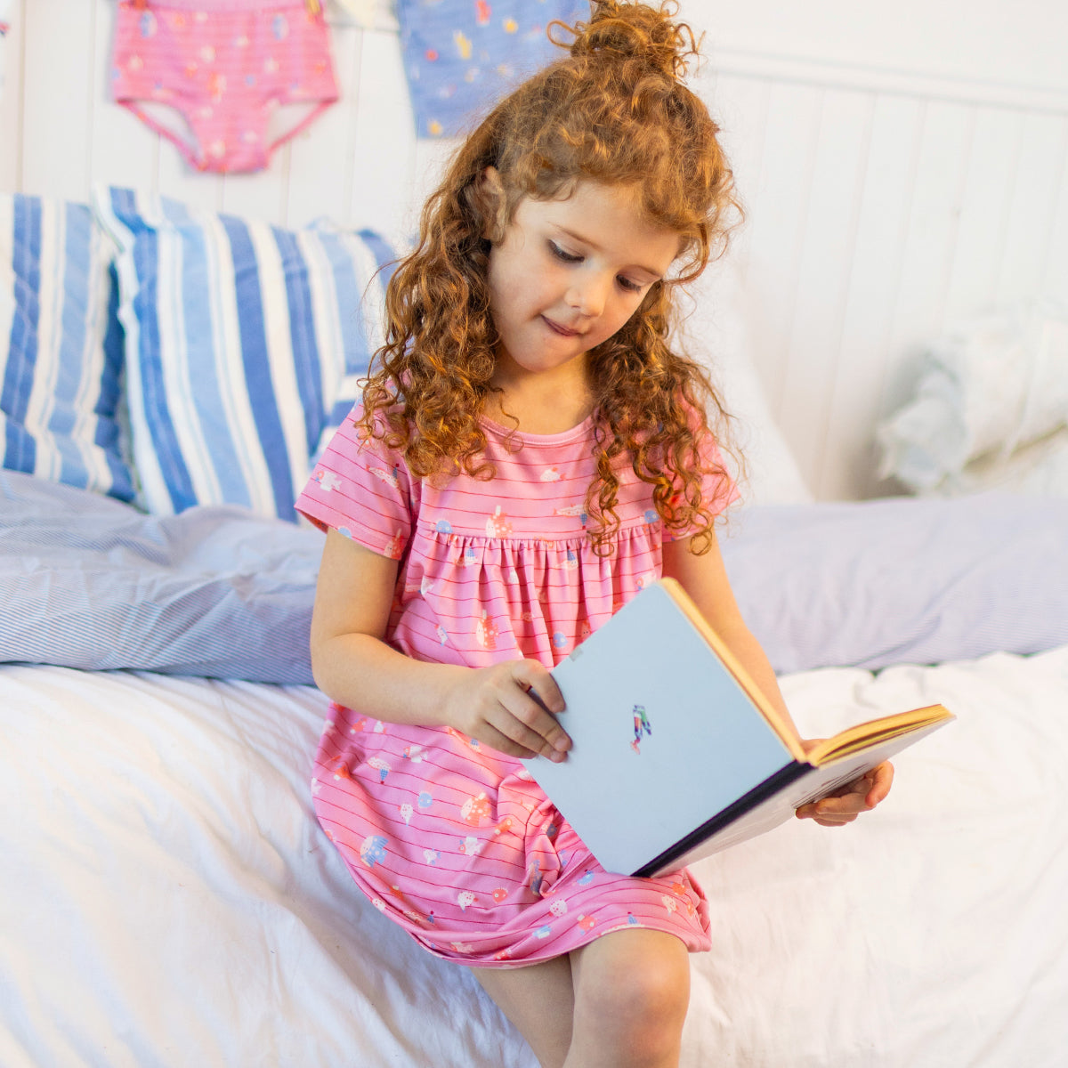 Robe de nuit rose à rayures et motifs de poissons, enfant