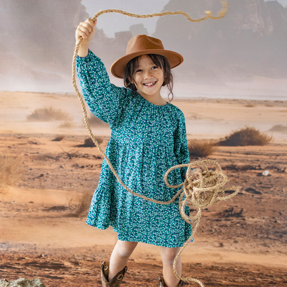 Photo d'un enfant portant la robe turquoise à motif floral, enfant