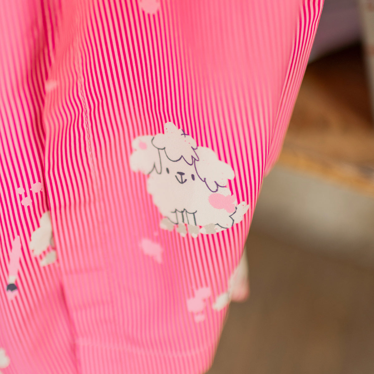 Zoom illustrations du couvre-tout rose à rayures et motifs de chiens, enfant