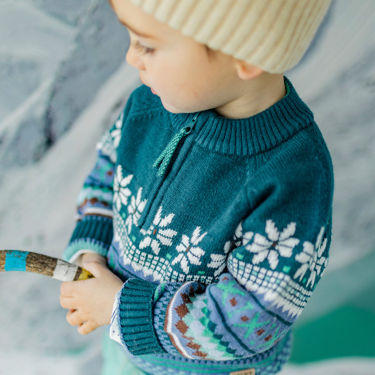 Photo d'un enfant portant le chandail bleu sarcelle en tricot avec motifs, bébé