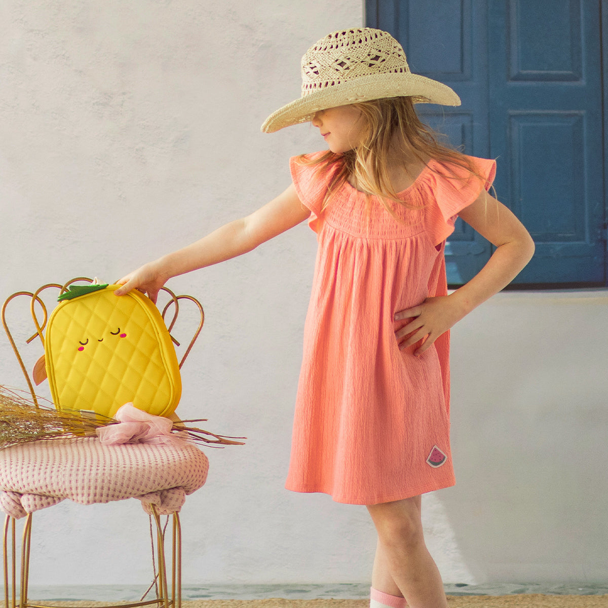 Photo d'un enfant portant la robe rose avec volants, enfant