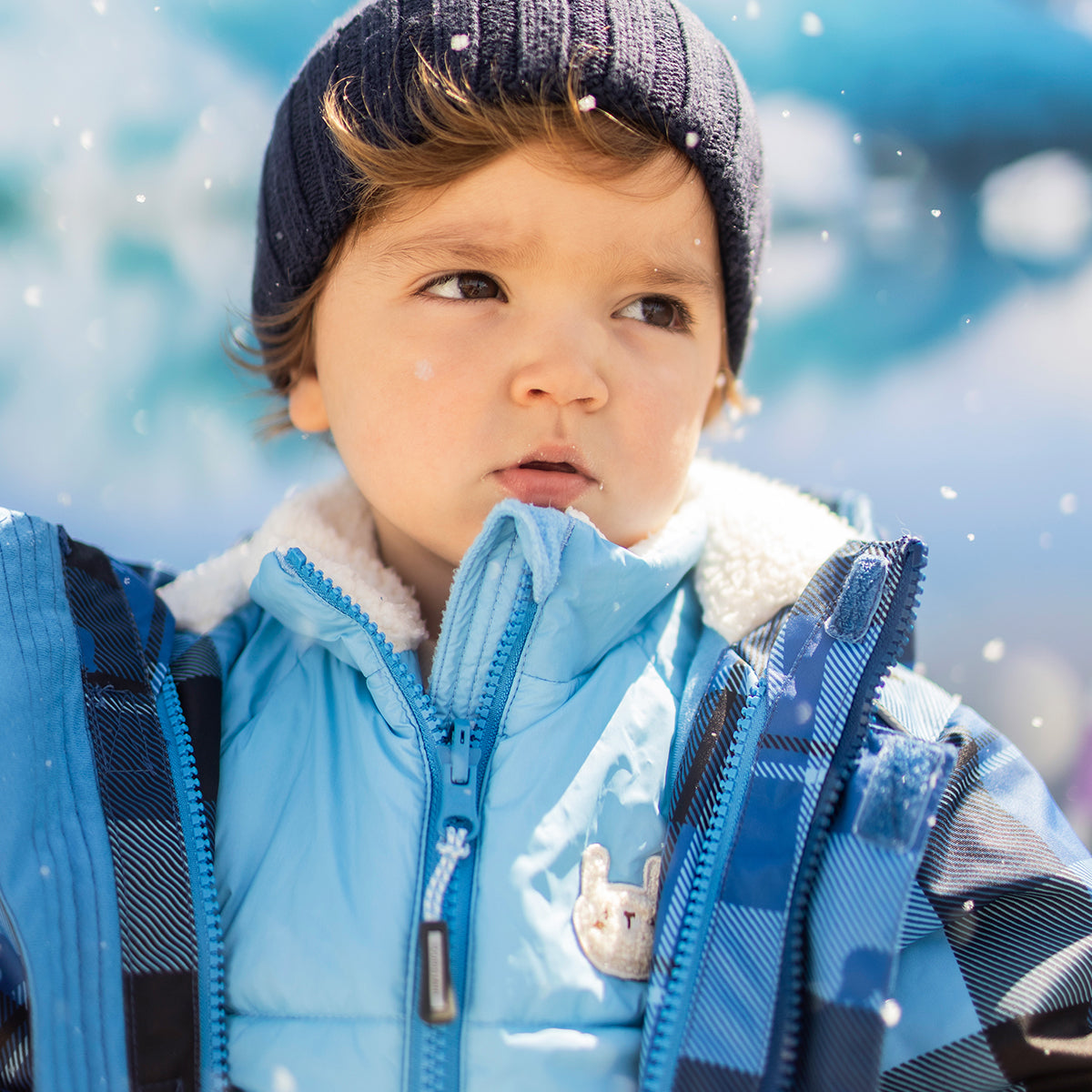 Photo d'un bébé portant l'habit de neige 3 en 1 bleu avec carreaux, bébé