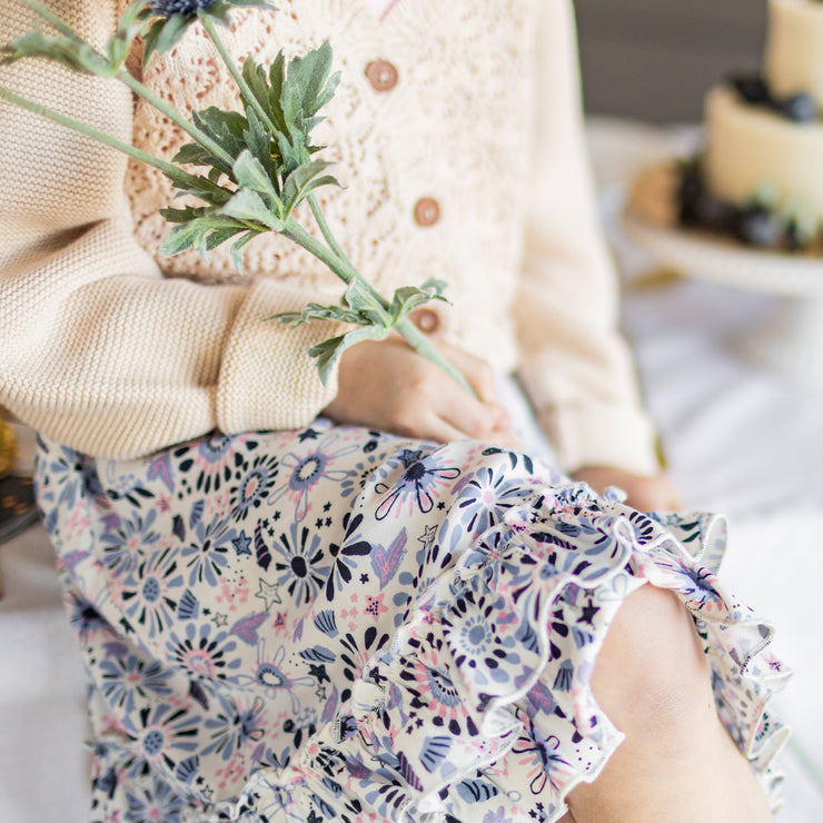 Jupe longue blanche à volants avec motif floral en viscose, enfant || Long white skirt with ruffles and a floral print in viscose, child