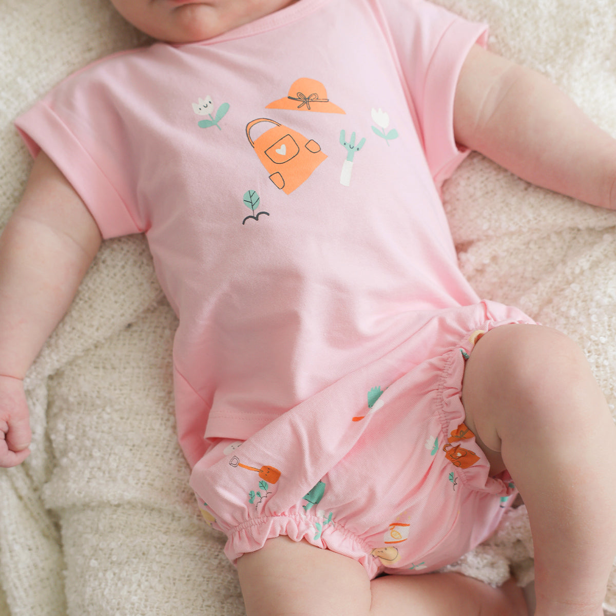 Short bouffant rose à motifs, naissance