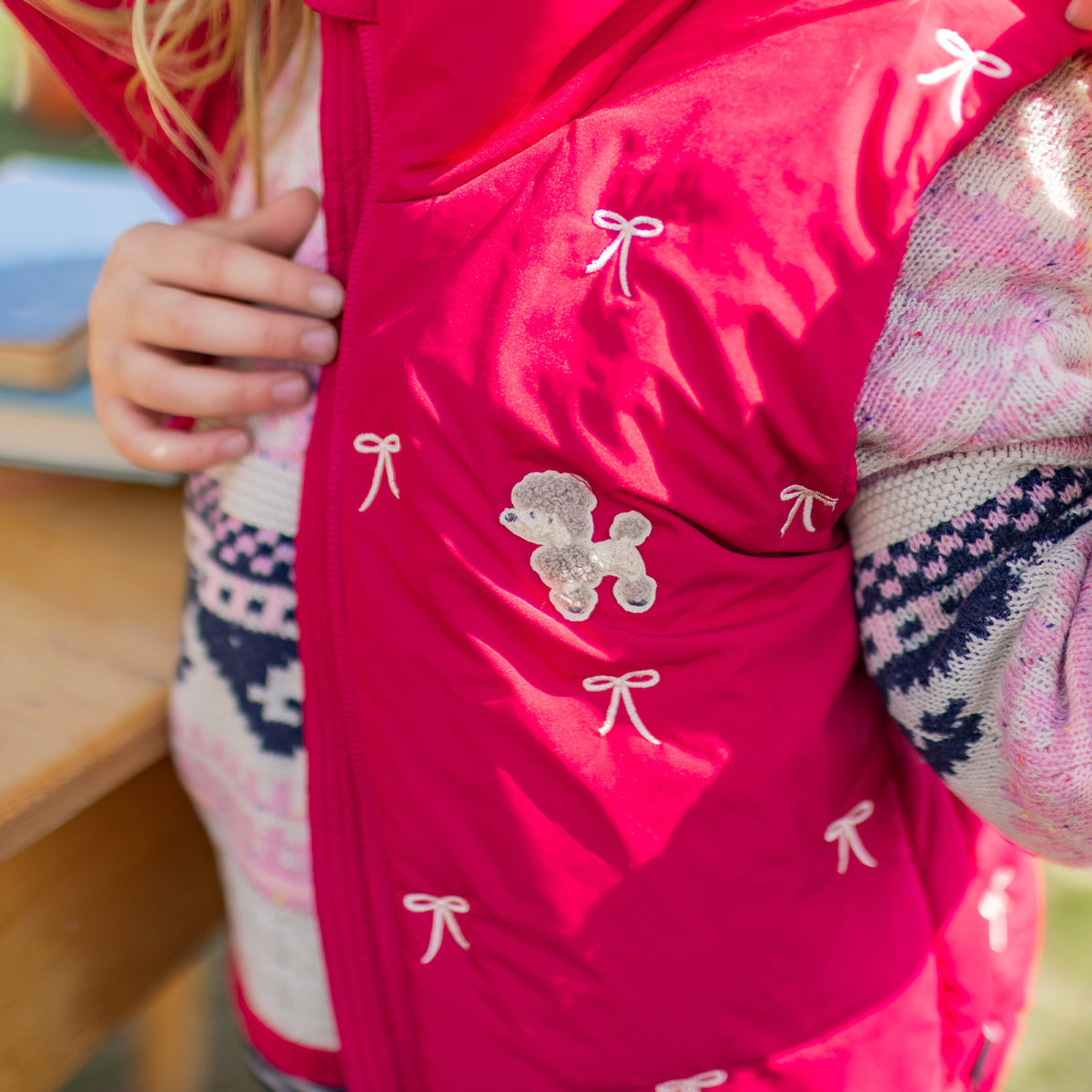 Zoom de la veste doudoune sans manches rouge framboise, enfant