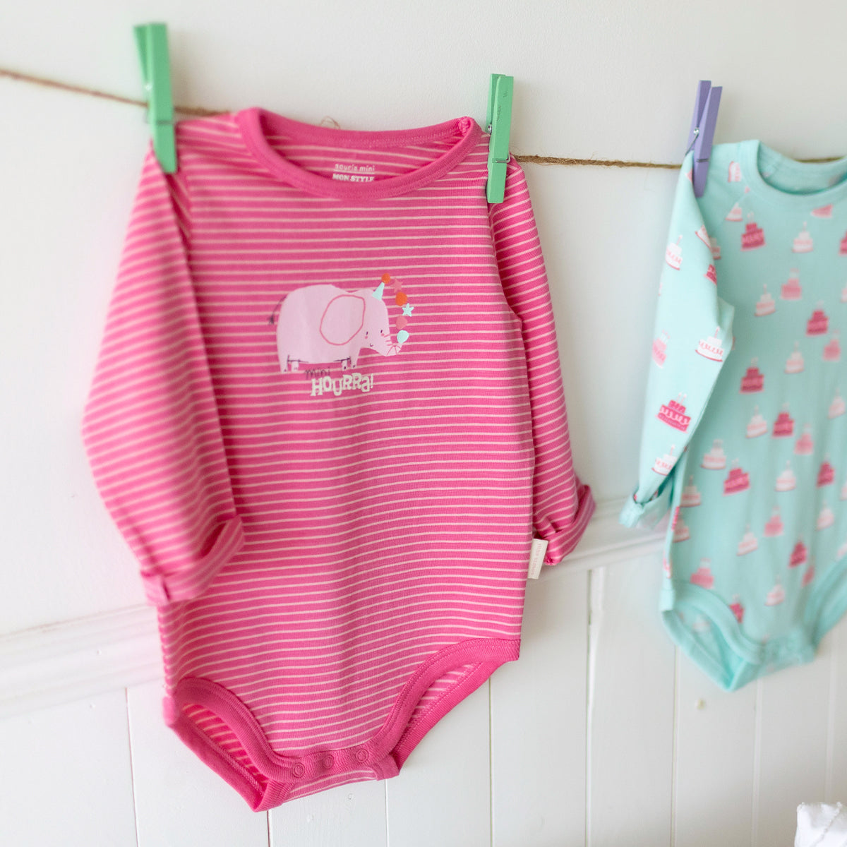 Présentation du cache-couche rose avec rayures et éléphant, bébé