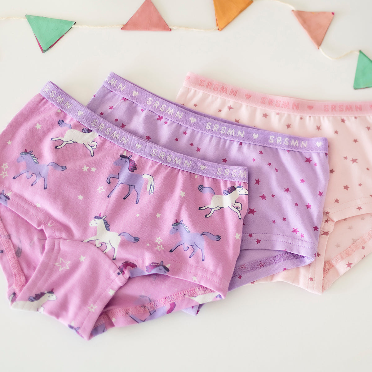 Présentation de la culotte garçonne mauve à motifs de licornes, enfant