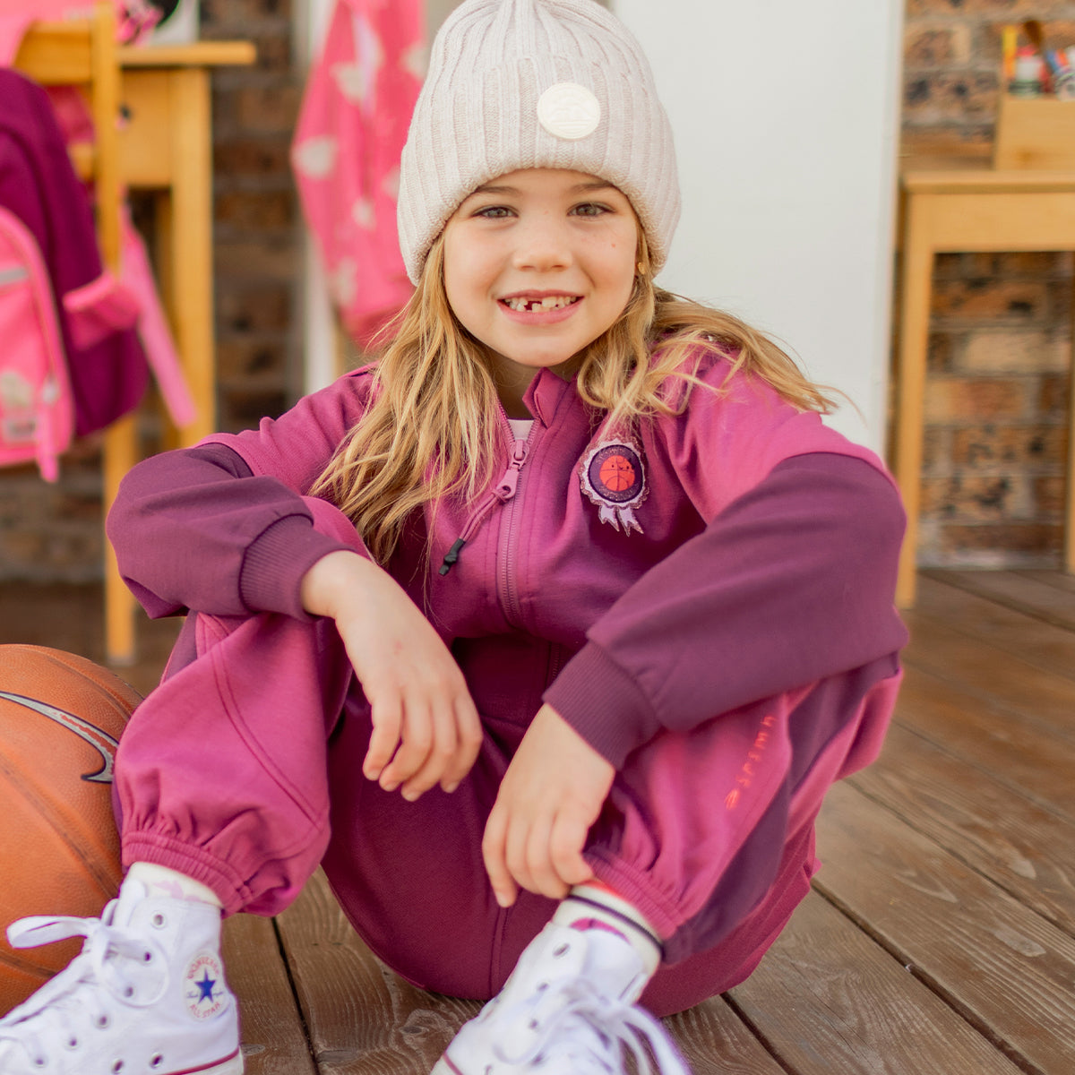Photo d'un enfant portant la veste à capuchon mauve, enfant