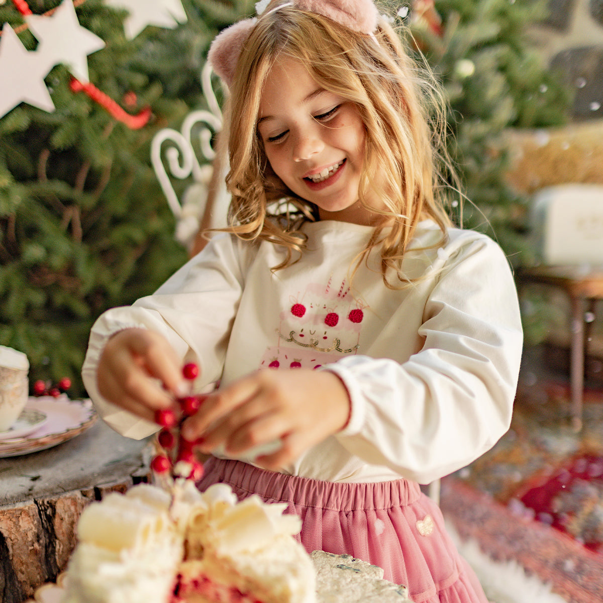 Photo d'un enfant portant le t-shirt crème avec illustration, enfant