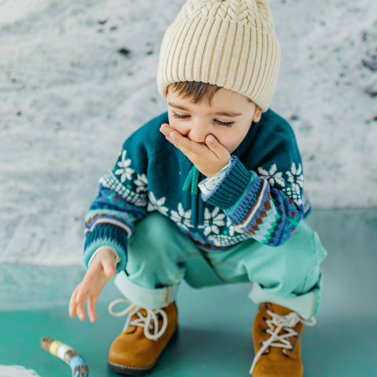 Photo d'un enfant portant le chandail bleu sarcelle en tricot avec motifs, bébé