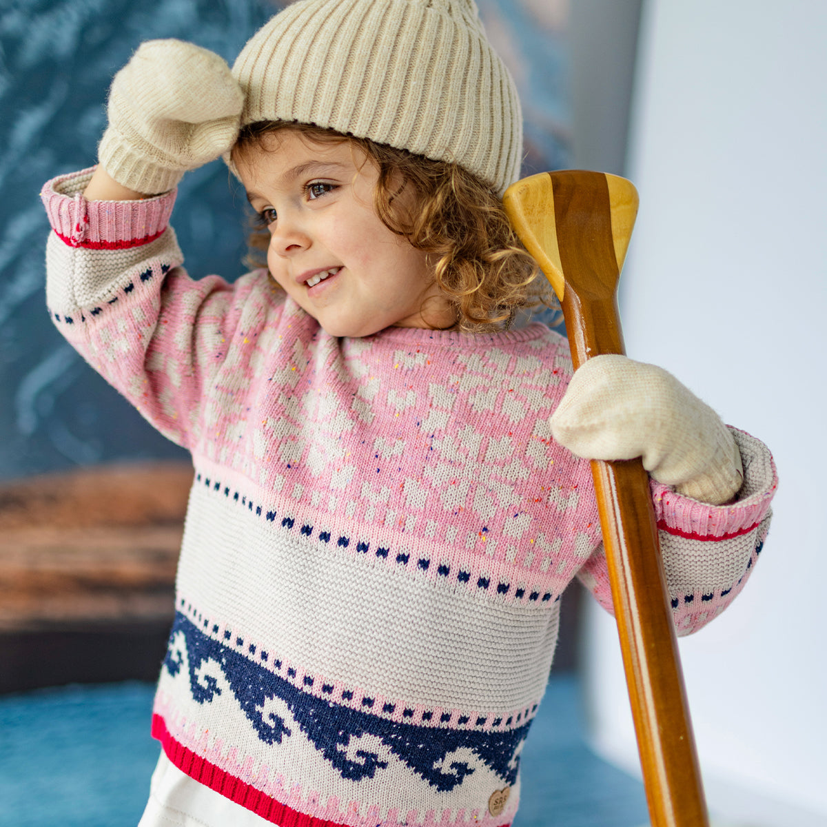 Photo d'un enfant portant le chandail rose en tricot, bébé
