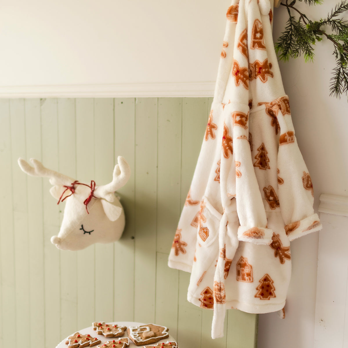 Présentation de la robe de chambre crème à motifs pain d’épices, bébé