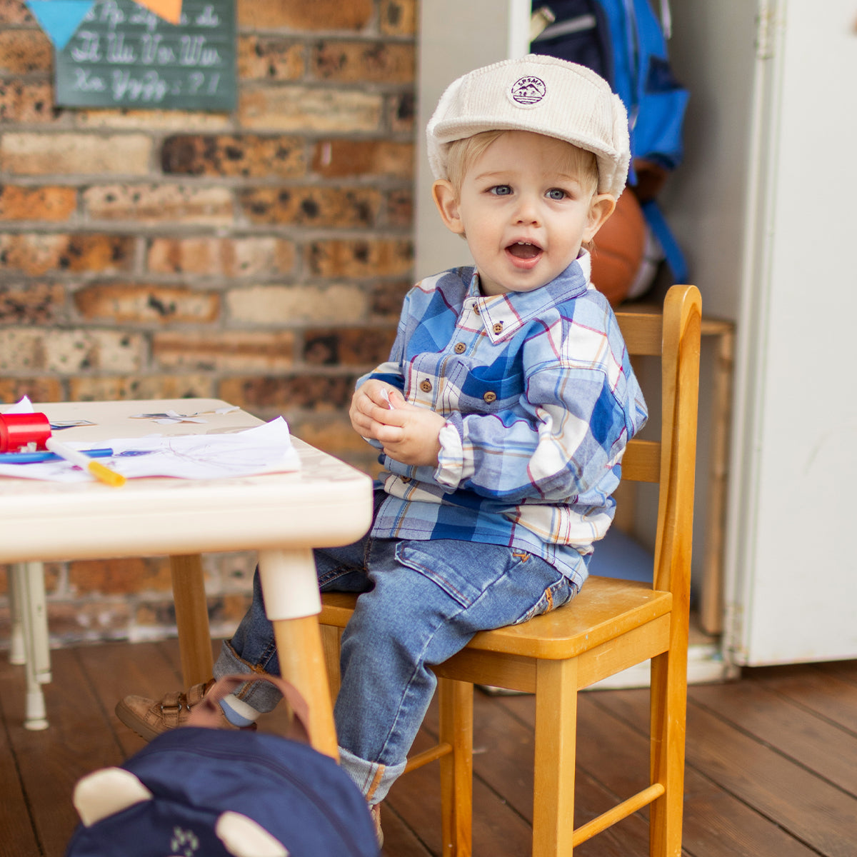 Photo d'un enfant portant la chemise bleue à carreaux, bébé