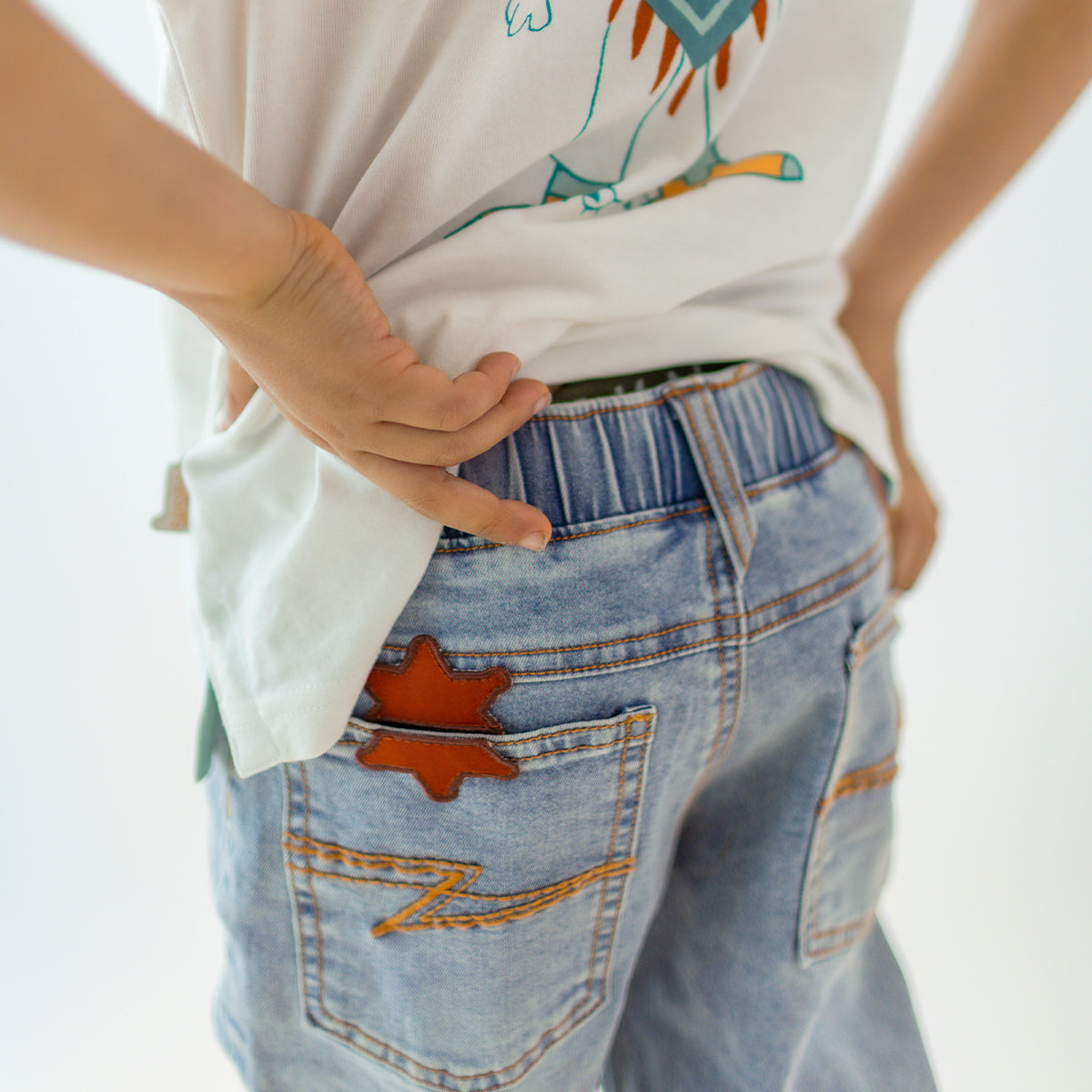 Jean bleu pâle avec écusson étoile, enfant