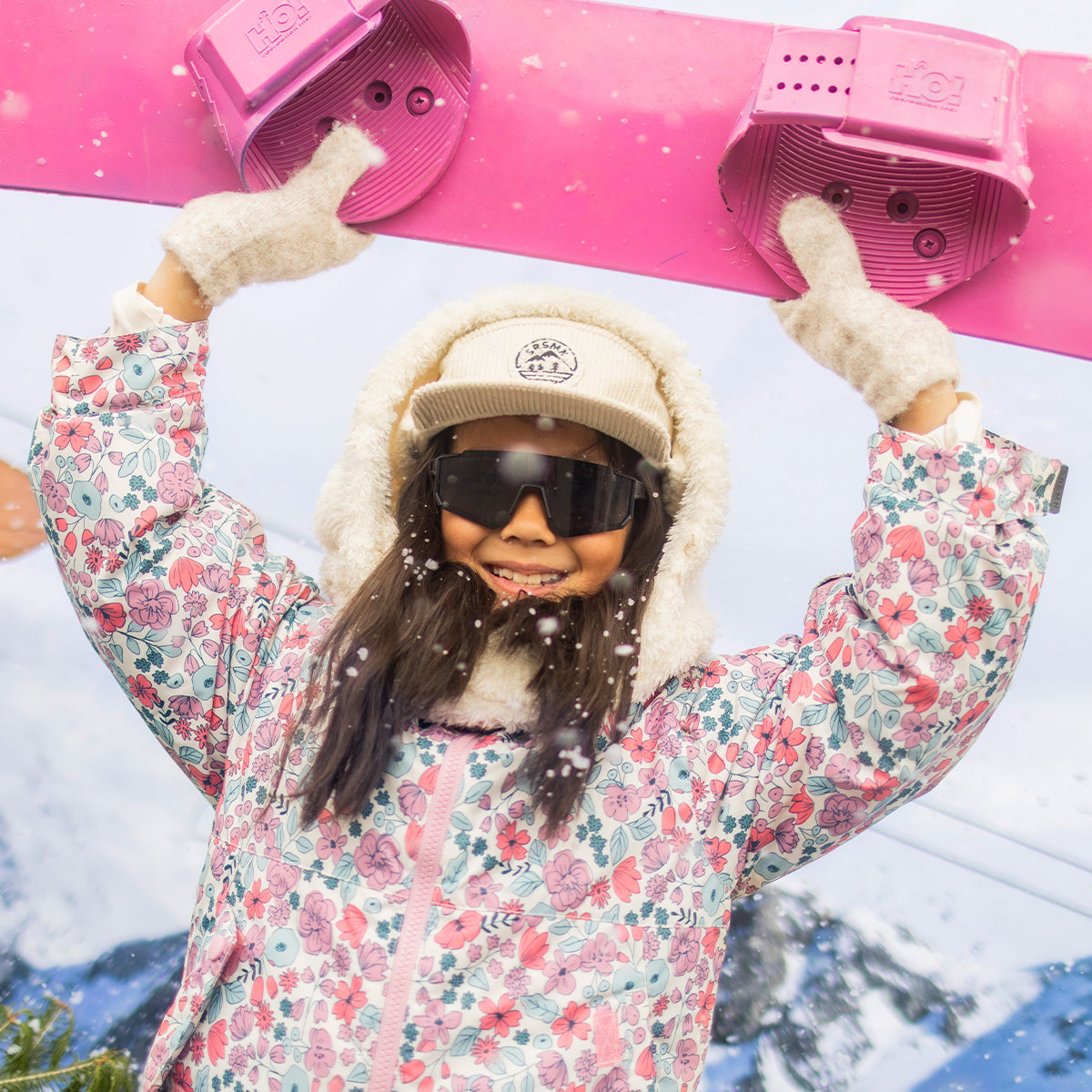 Photo d'un enfant portant l'habit de neige deux pièces rose avec fleurs, enfant