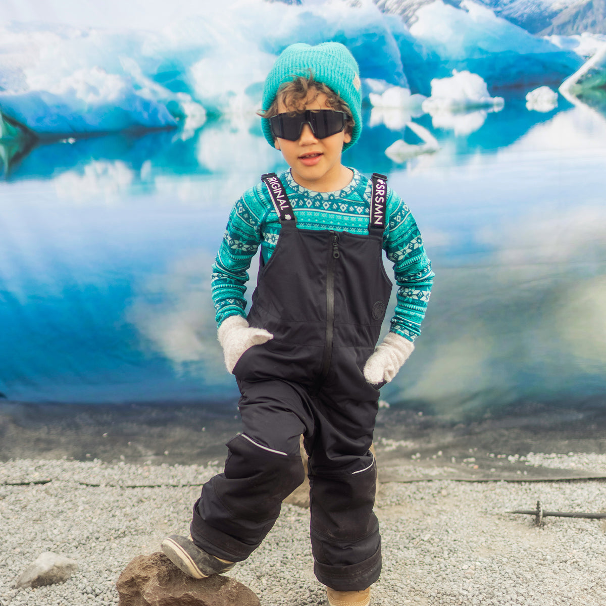 Photo d'un enfant portant des mitaines beiges en tricot, enfant