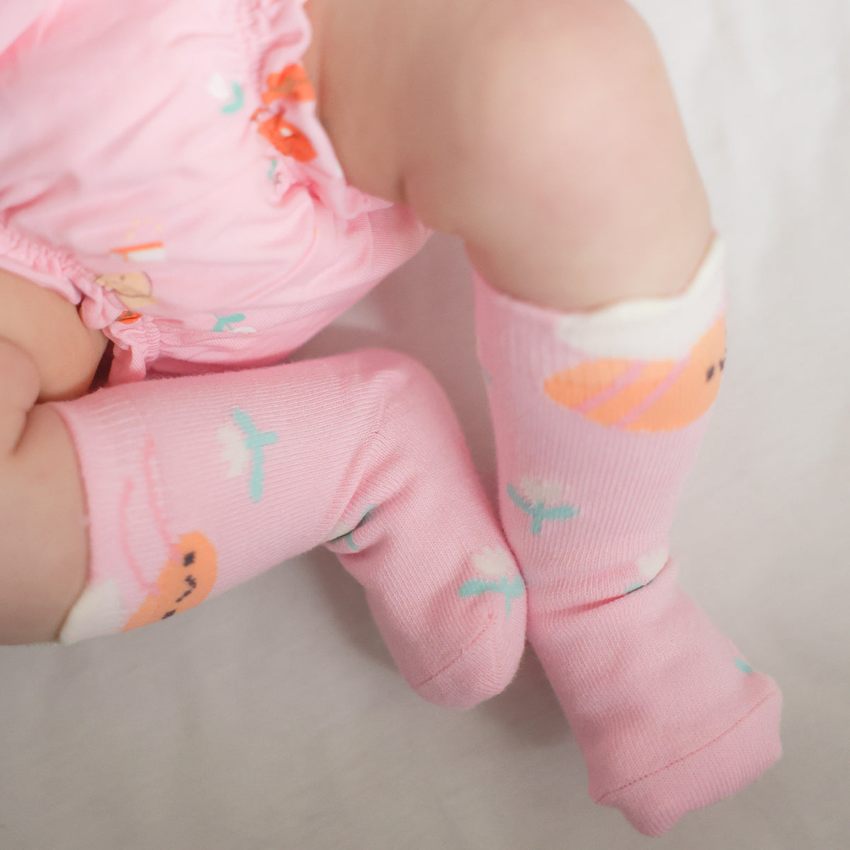 Short bouffant rose à motifs, naissance