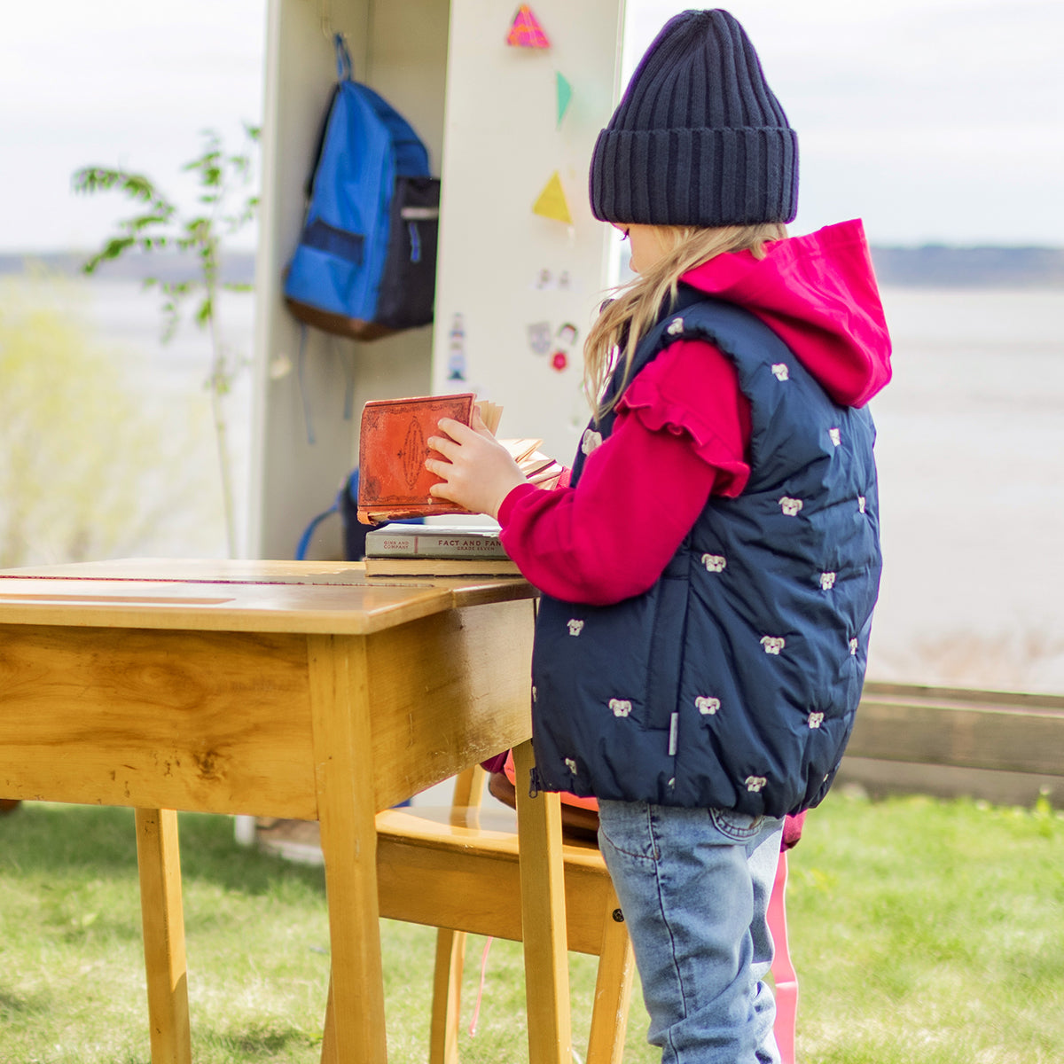 Photo de dos d'un enfant portant la veste doudoune sans manches bleu marine, enfant