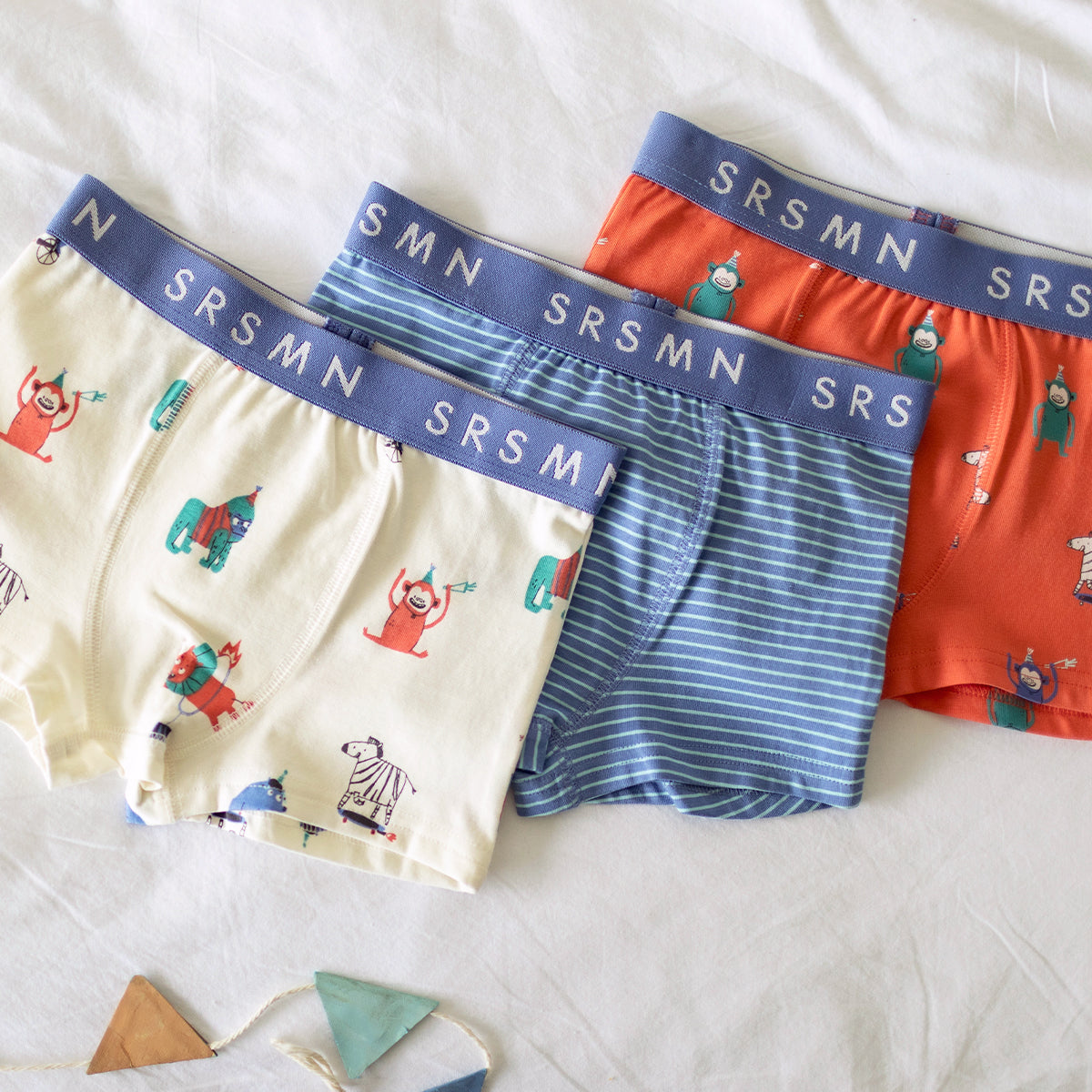 Présentation du boxer bleu à rayures, enfant