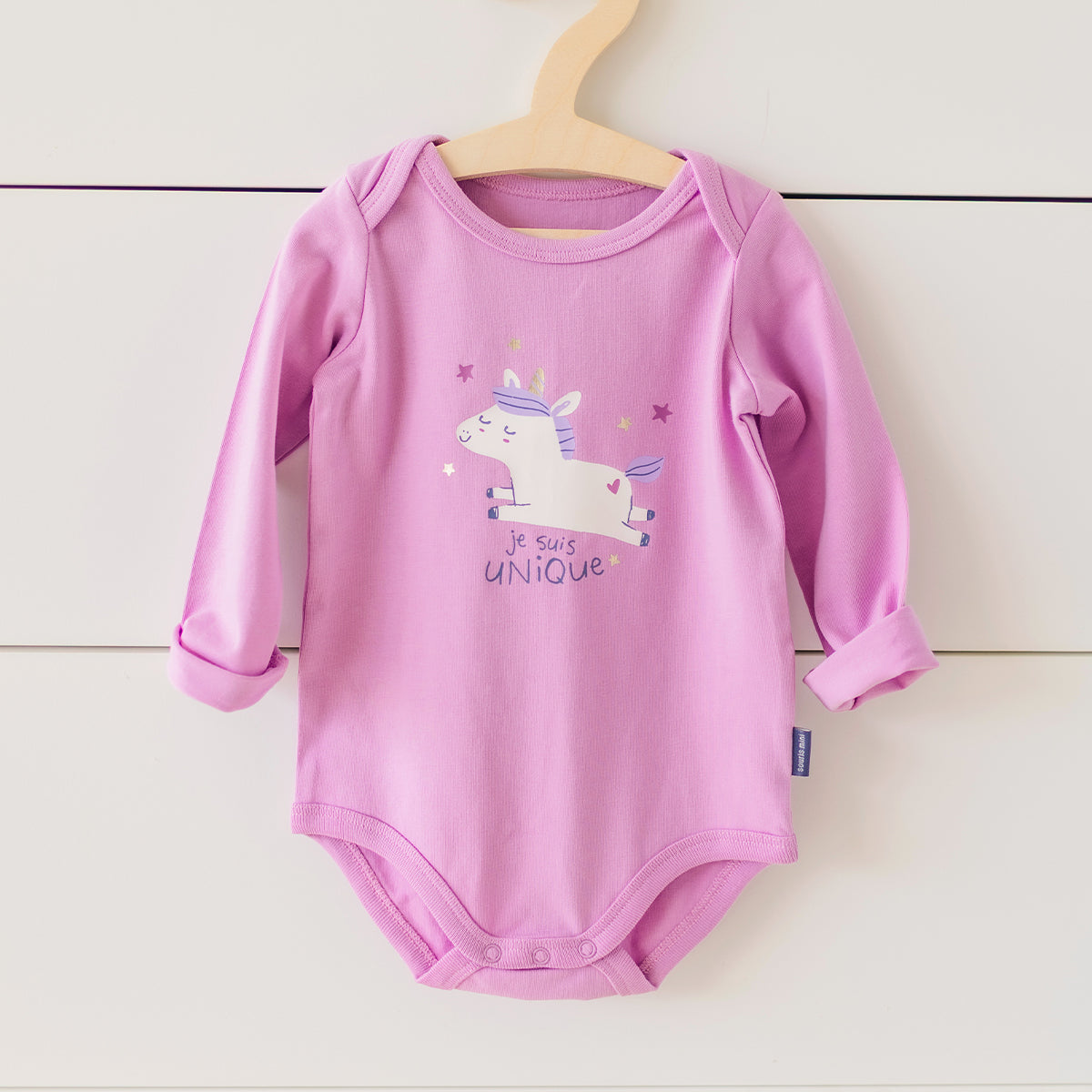 Présentation du cache-couche mauve avec illustration de licorne, bébé