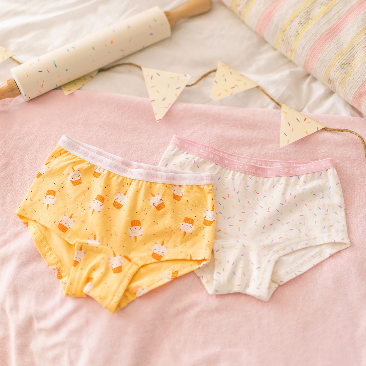 Culotte garçonne jaune à motifs de petits gâteaux, enfant